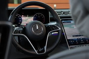 Lenkrad-Mercedes-Benz-S500L und Infosystem
