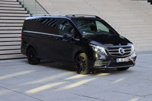 Mercedes Benz V Class in black standing in front of the stairs of the Hyatt Hotel in Düsseldorf