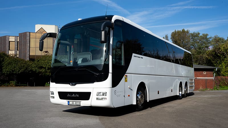 MAN Lions Coach außen Ansicht, steht auf dem Busparkplatz von Schneider Chauffeurservice
